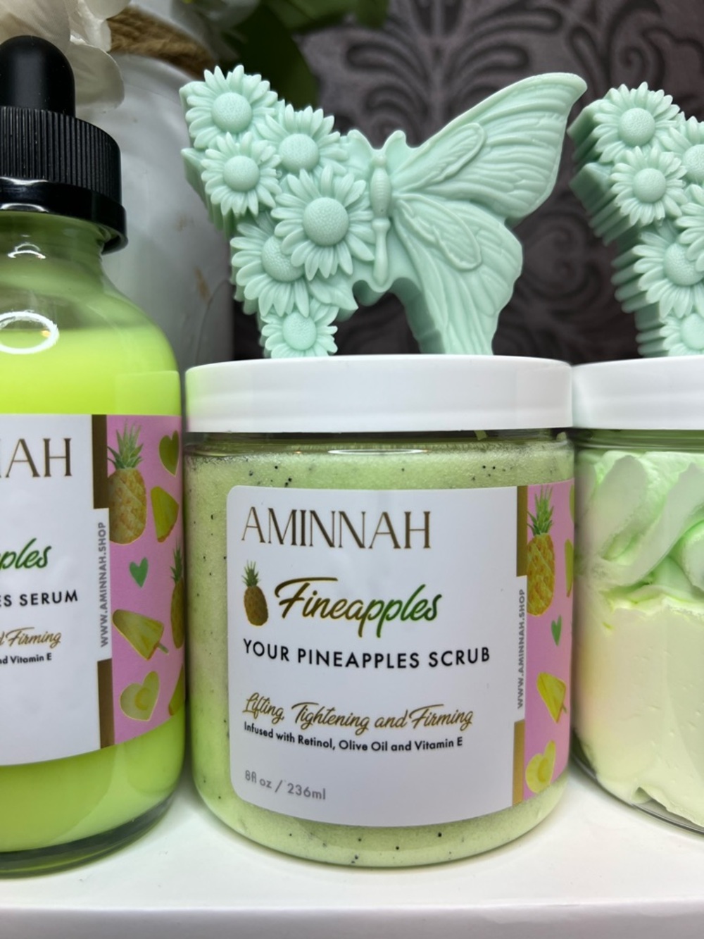 Aminnah- Fineapples Bath & Body Gift Set in Vibrant Yellow - Picture 3 of 5